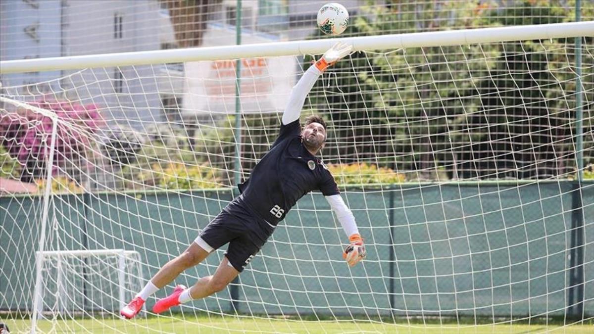 Penaltıda kalecilerin direklere ve ağlara dokunması yasaklandı mı? Penaltıda kalecilerin direklere ve ağlara dokunması neden yasaklandı?