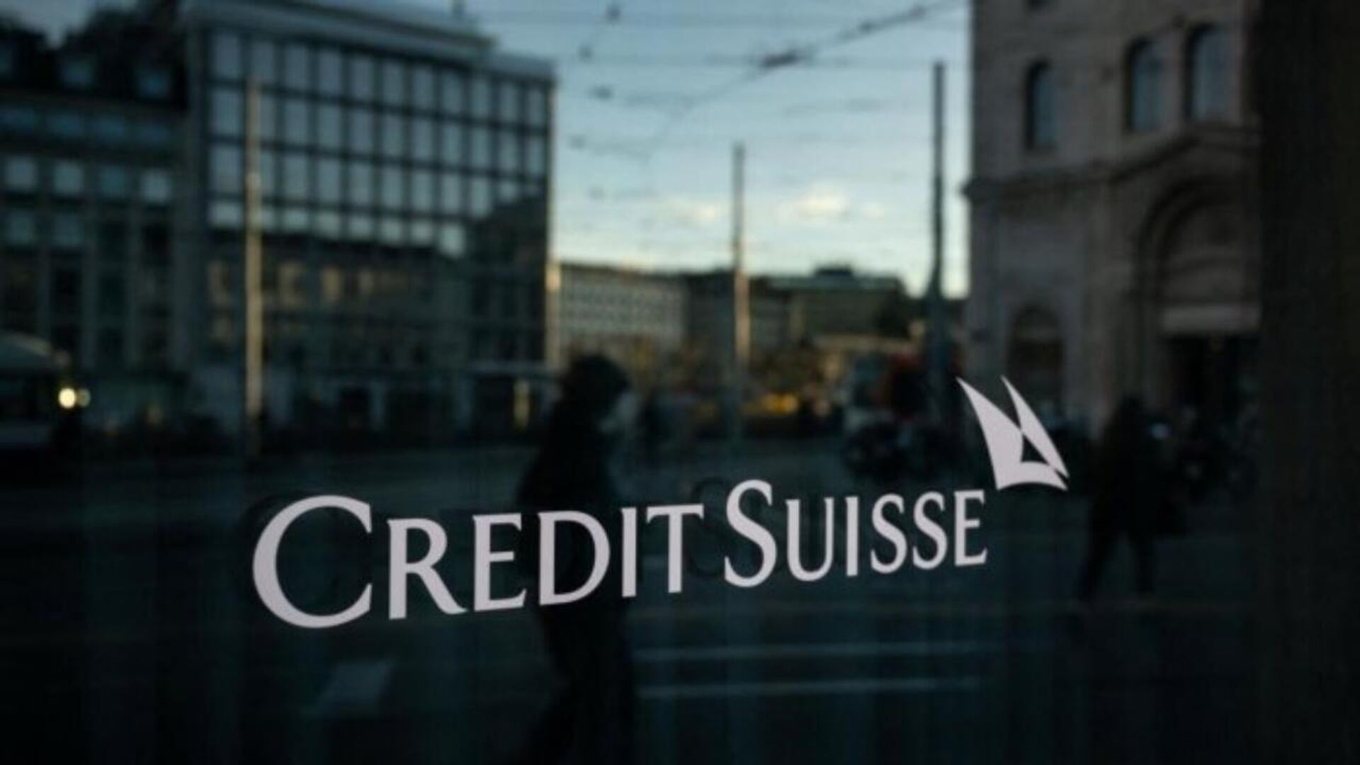 Rakibi UBS’e devredilecek olan Credit Suisse, çalışanlarının maaşını ödemeye devam edecek