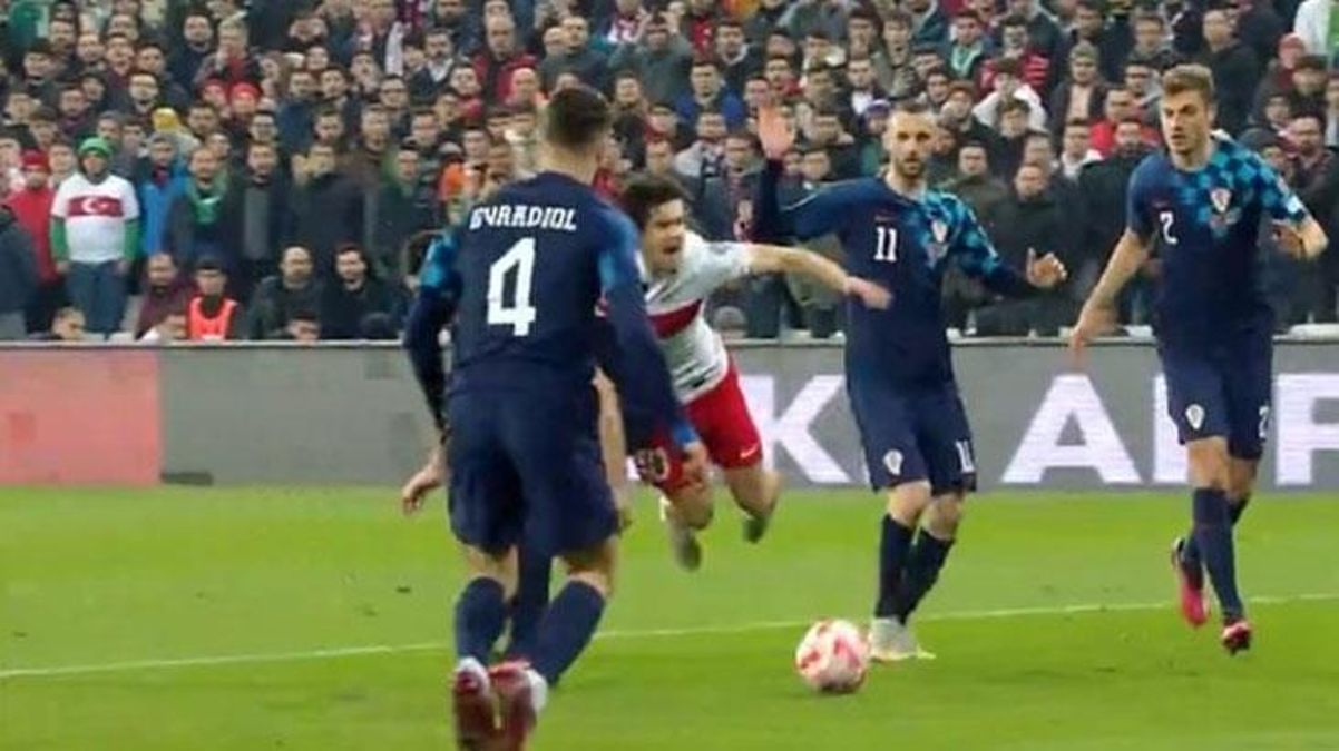 Sosyal medya çıldırdı! İsveçli hakem verdiği kararlarla maçın önüne geçti