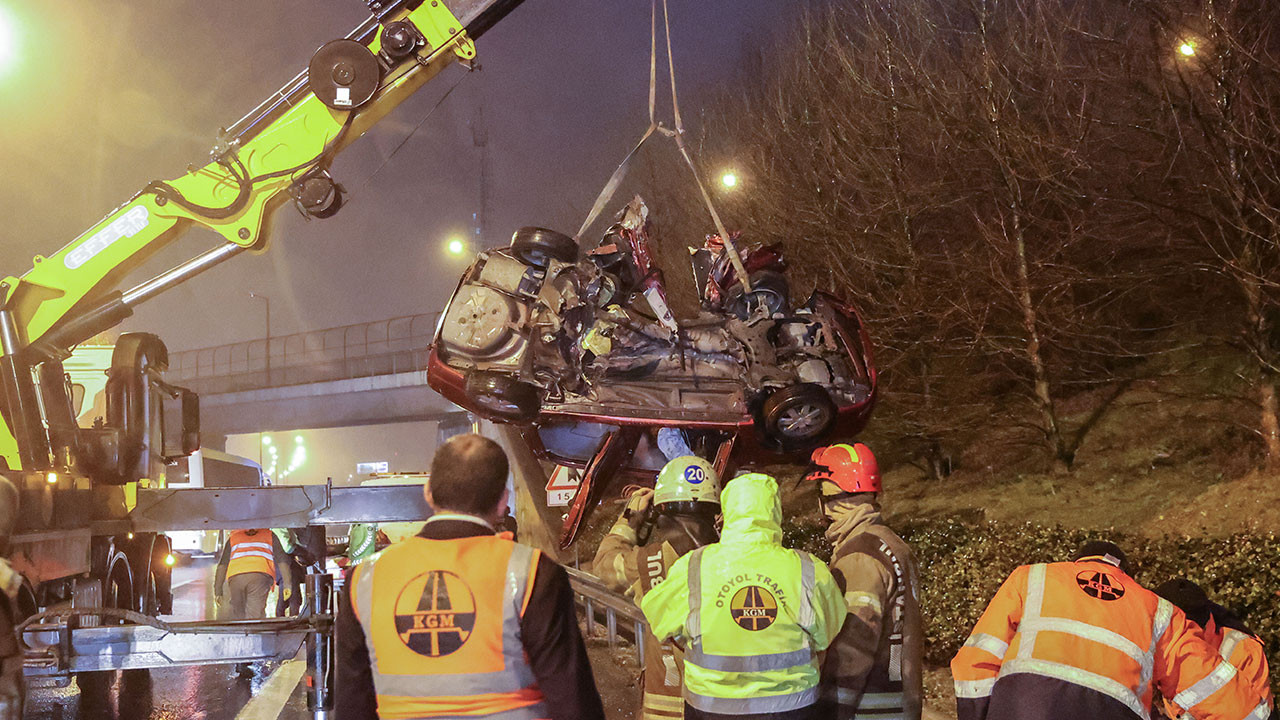 TEM Otoyolu’nda devrilen otomobildeki 3 kişi yaralandı