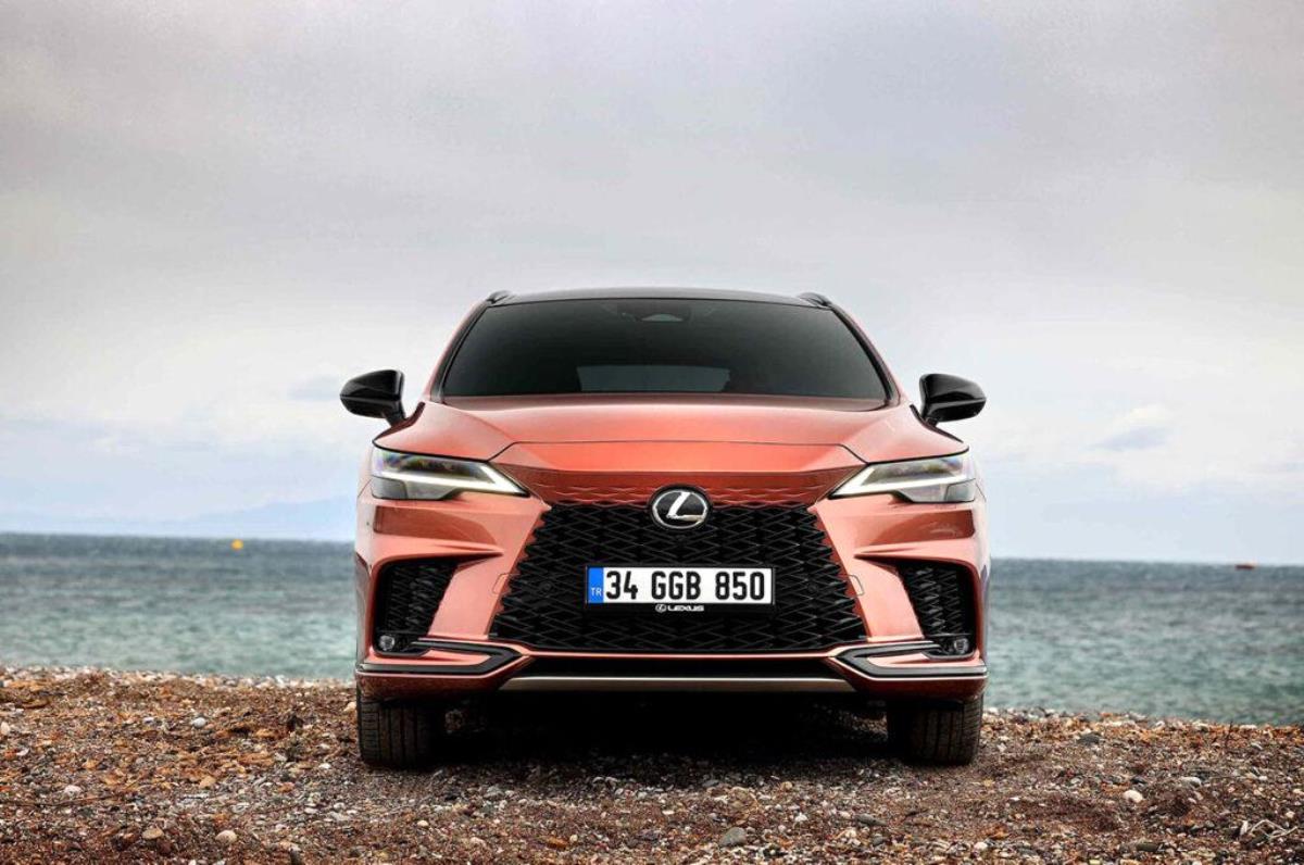 Yenilenen Lexus RX Türkiye yollarına çıktı