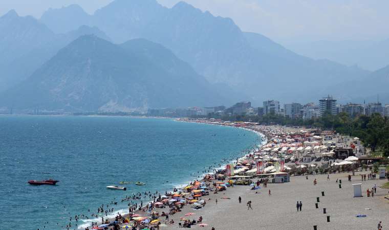 Antalyalılara ve turistlere kalan Konyaaltı Sahili’nde manzara aynı